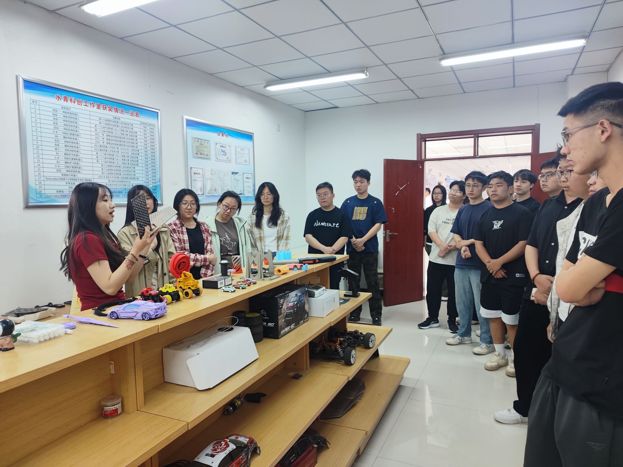 创新引擎行动 智创实践赋能——招生就业处举办格斗机器人科普体验活动